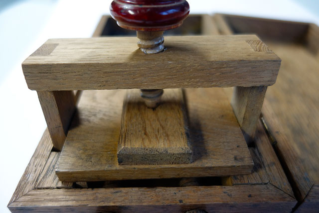 Presse jouet en bois. PresseJouetPlianteBois8.jpg